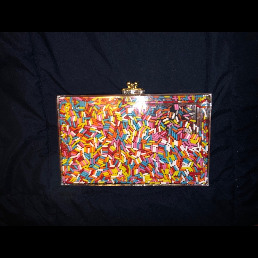 Unique sprinkle clutch